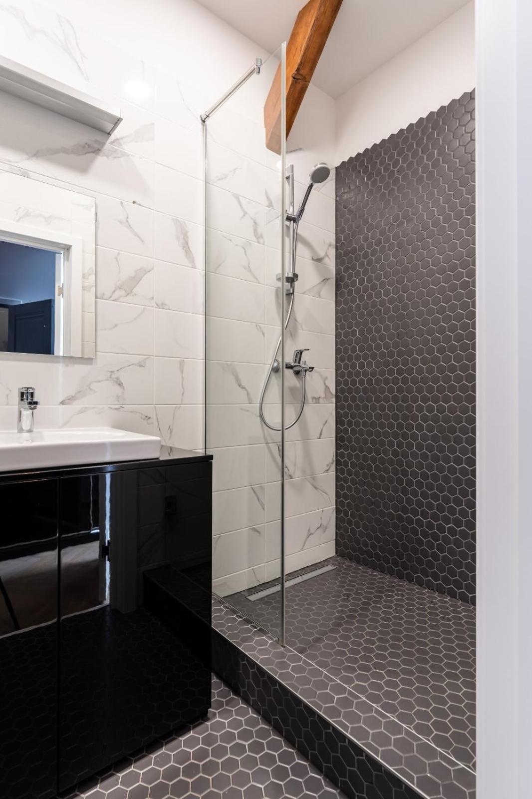 Modern In Prestigious Quiet Center Appartamento